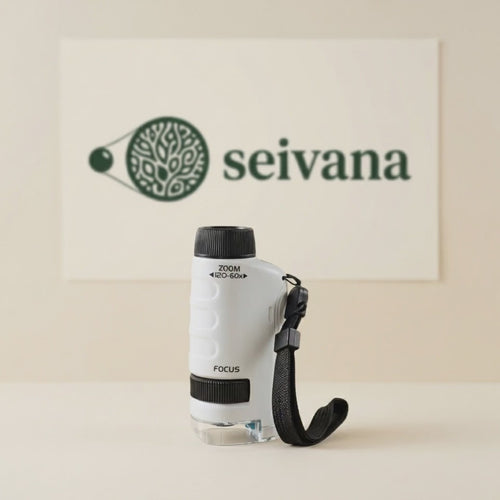 El microscopio MicroKids gira lentamente sobre una superficie crema, con el logotipo de Seivana al fondo
